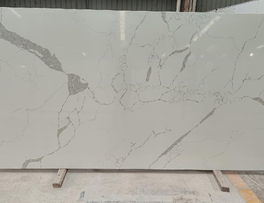 Classical Calacatta quartz slab
