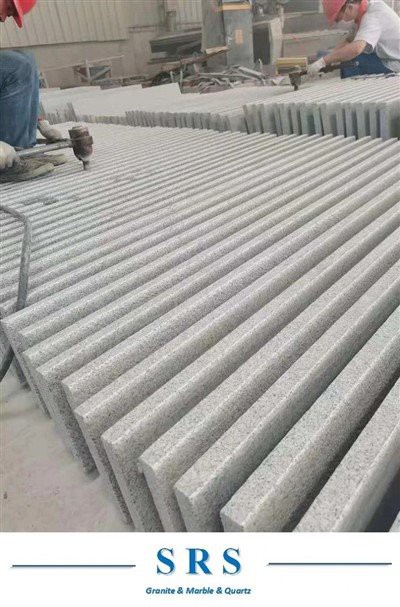 Bordures extérieures en granit gris clair noir blanc rose