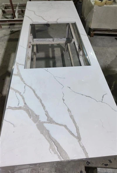 Pierre de quartz Calacatta Surface solide de gros comptoir de cuisine personnalisé en quartz