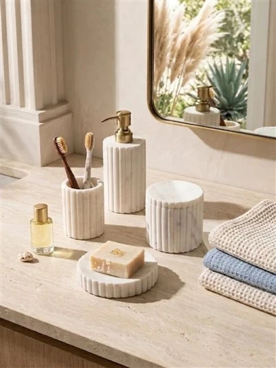 Ensemble de bain en marbre blanc avec cannelures verticales profondes à travers les quatre formes