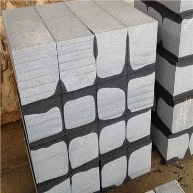 Pierre de bordure en granit gris clair