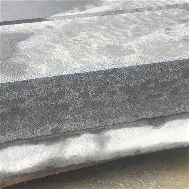 Pavé de bancs noirs en basalte