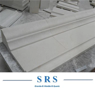 Moulage et sculpture en pierre calcaire beige pour projet de façade et d'aménagement paysager.