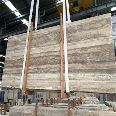 Grande dalle de travertin gris argenté en marbre gris naturel coupée aux carreaux de taille
